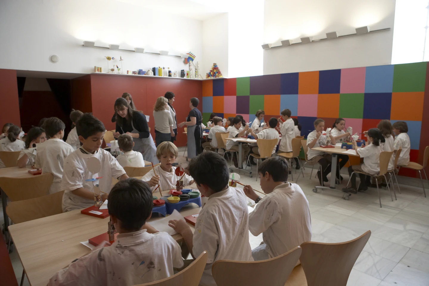 Alumnos de Primaria trabajando en el taller. Museo Reina Sofía, 2008.
