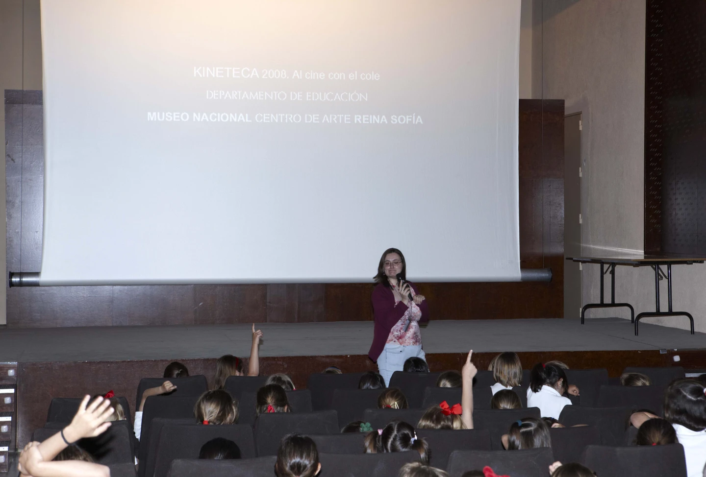 Educadora y alumnos de Primaria comentando los cortometrajes tras la proyección. Museo Reina Sofía, 2008.