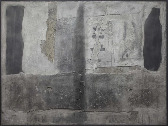 Antoni Tàpies. Superposición de materia gris, 1961.  Óleo y cemento sobre lienzo encolado a madera, 197 x 263 cm.