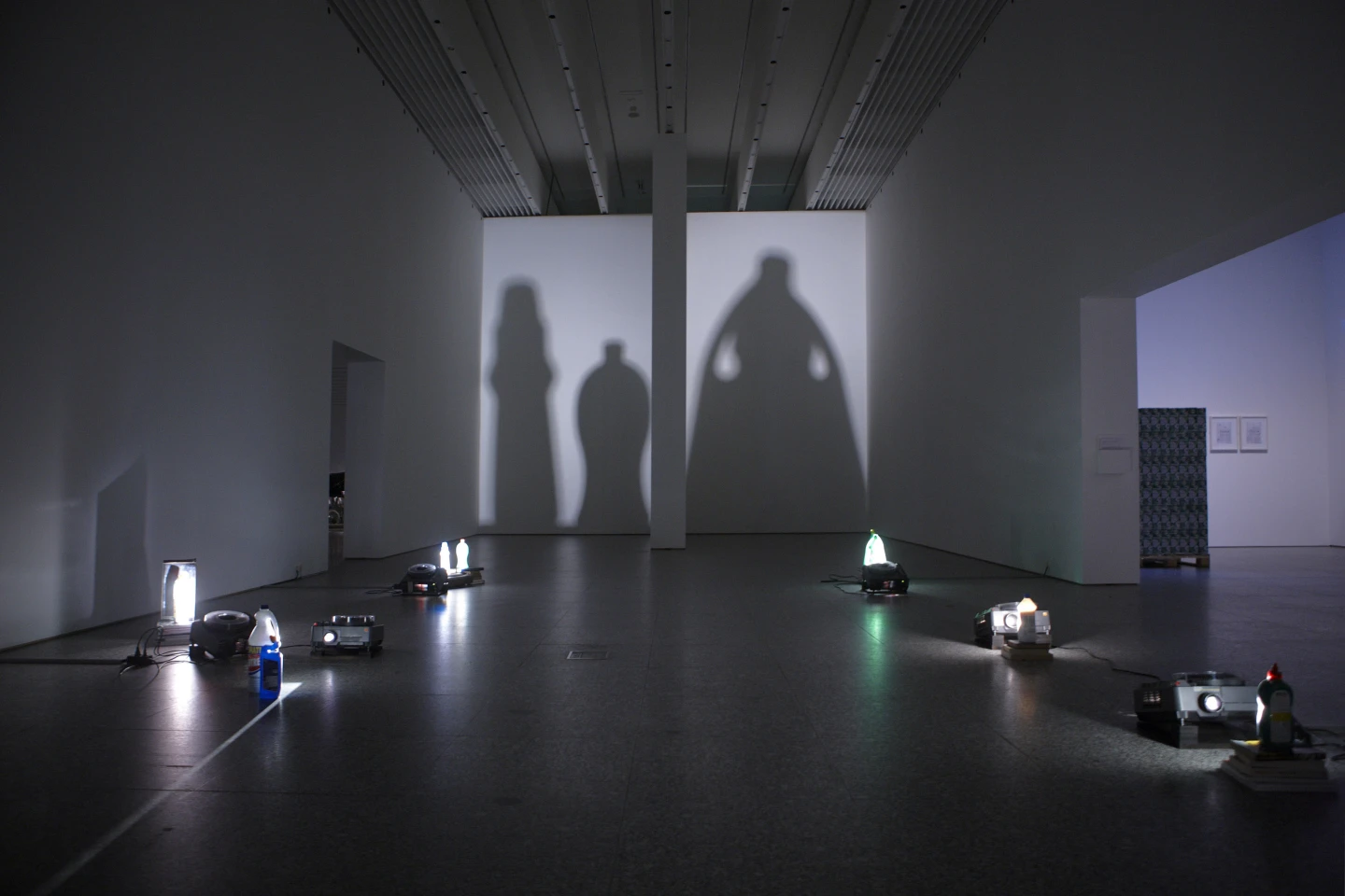 Vista de sala de la exposición Eulalia Valldosera. Dependencias