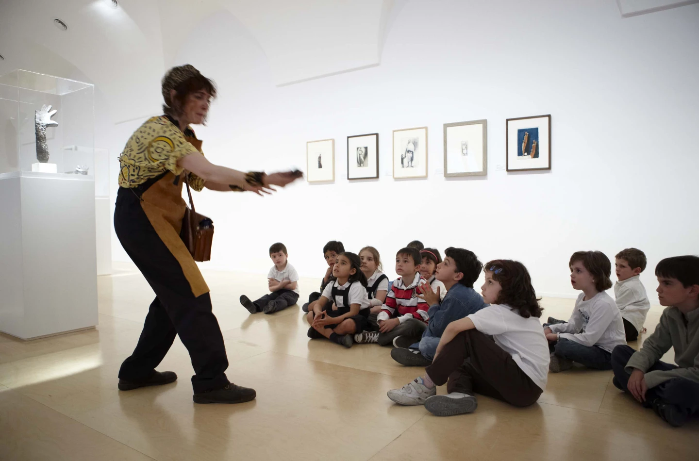 La contadora de cuentos Ana García Castellano realizando la actividad. Museo Reina Sofía, 2009.