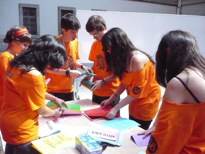 Miembros del Equipo preparando los materiales para MUCARS