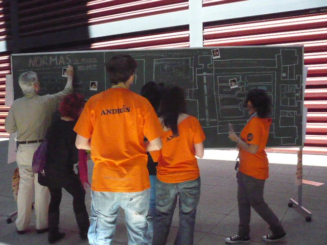 El público se acerca a intervenir en la pizarra incluyendo sus propuestas sobre el Museo