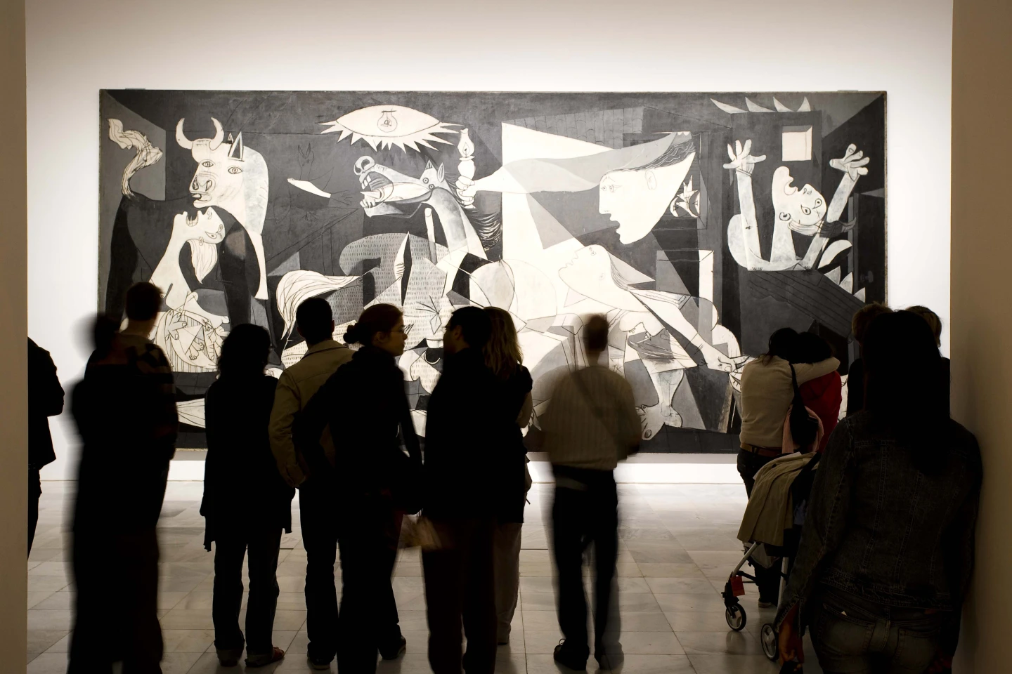 Grupo de personas ante Guernica, 1937 de Picasso en la visita inclusiva. Museo Reina Sofía, 2009.