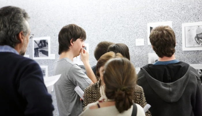 Inauguración de la exposición PA-TA-TA organizada por los participantes de Labo_35 mm donde los jóvenes muestran sus trabajos y exponen al público su vivencia en el taller