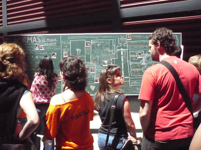 Los jóvenes del Equipo charlan animadamente sobre la actividad