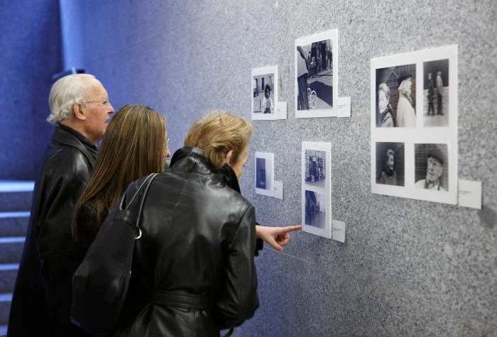 Inauguración de la exposición PA-TA-TA organizada por los participantes de Labo_35 mm donde los jóvenes muestran sus trabajos y exponen al público su vivencia en el taller