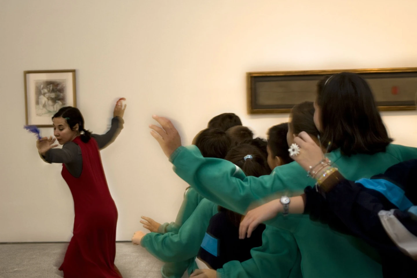 Expresión corporal sobre Pájaro en el espacio, 1965 de Miró. Museo Reina Sofía, 2010.
