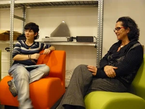 Berta Sureda atiende las preguntas de los jóvenes. Museo Reina Sofía, 2010.