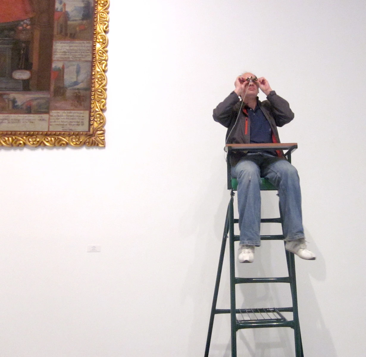 Miembro de Conect@ interactuando con una de las instalaciones de la exposición. Museo Reina Sofía, 2010.