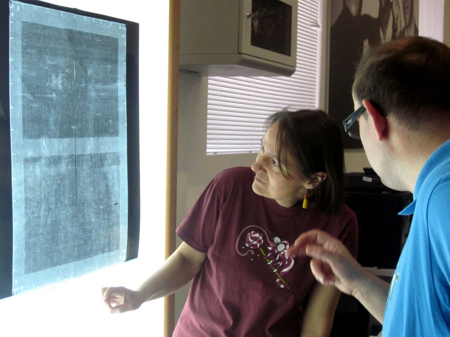 Personal del Departamento de Restauración comentando la radiografía de una obra. Museo Reina Sofía, 2010.