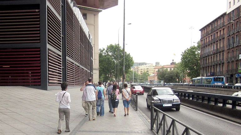 Grupo Conect@ explorando el entorno del Museo Reina Sofía, en Ronda de Atocha, 2010