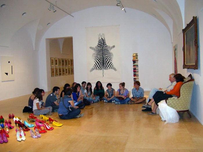 Conversación entre los miembros del Equipo, el artista Hans-Peter Feldmann y la comisaria Helena Tatay en las salas de exposición durante el montaje