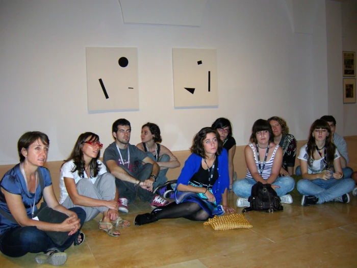 Conversación entre los miembros del Equipo, el artista Hans-Peter Feldmann y la comisaria Helena Tatay en las salas de exposición durante el montaje