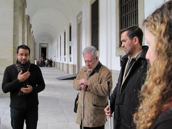 Varias personas ciegas asistiendo a una visita descriptiva. Museo Reina Sofía, 2010.