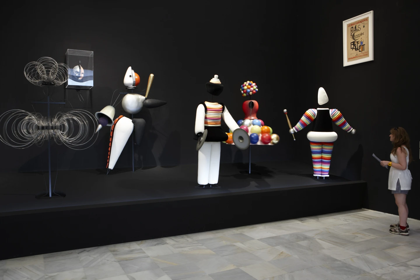 Visitante ante Ballet Triádico, 1922 de Oskar Schlemmer. Museo Reina Sofía, 2010.