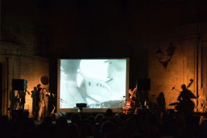 El grupo Racalmuto en una sesión de proyección y concierto. Museo Reina Sofía, 2010.