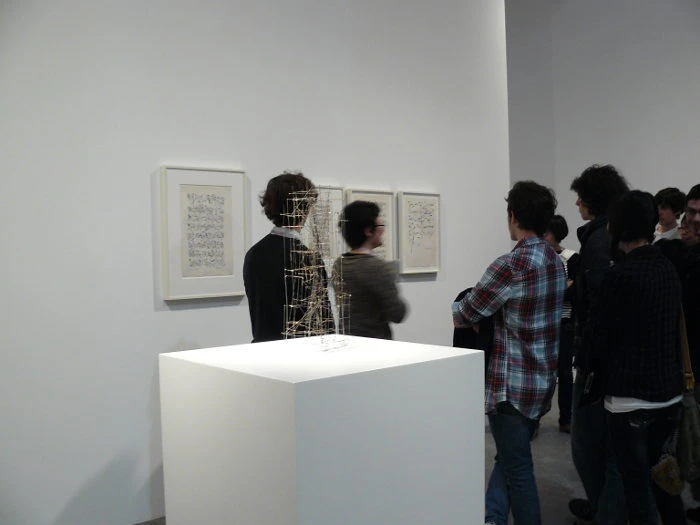 Los jóvenes recorren la exposición León Ferrari y Mira Schendel: El alfabeto enfurecido junto a los educadores
