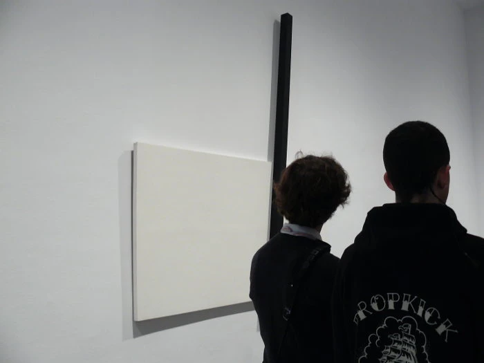 Los jóvenes recorren la exposición León Ferrari y Mira Schendel: El alfabeto enfurecido junto a los educadores