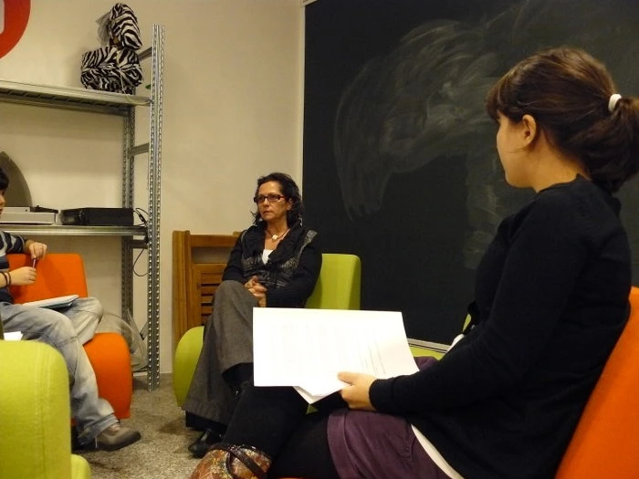 Diferentes momentos del encuentro entre Berta Sureda y los jóvenes de Equipo