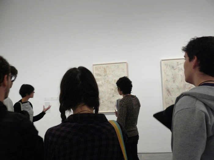 Los jóvenes recorren la exposición León Ferrari y Mira Schendel: El alfabeto enfurecido junto a los educadores