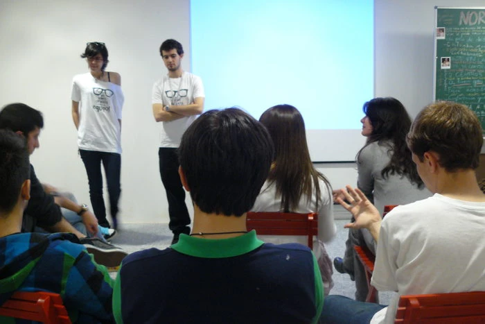 Procesos de grabación y preparación del corto, proyección y debate dentro del taller para jóvenes Fórum vídeo, diseñado por Equipo