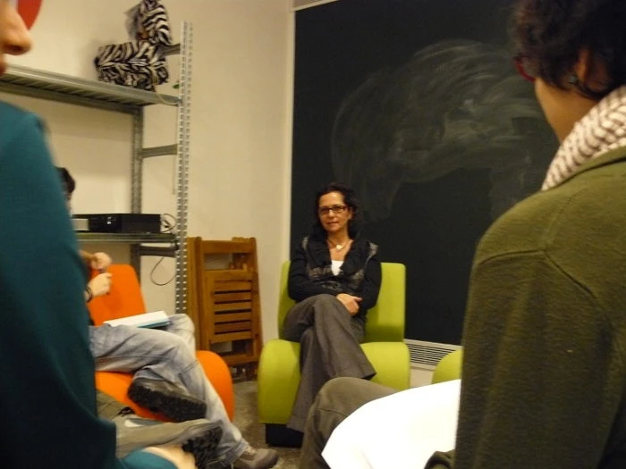 Diferentes momentos del encuentro entre Berta Sureda y los jóvenes de Equipo