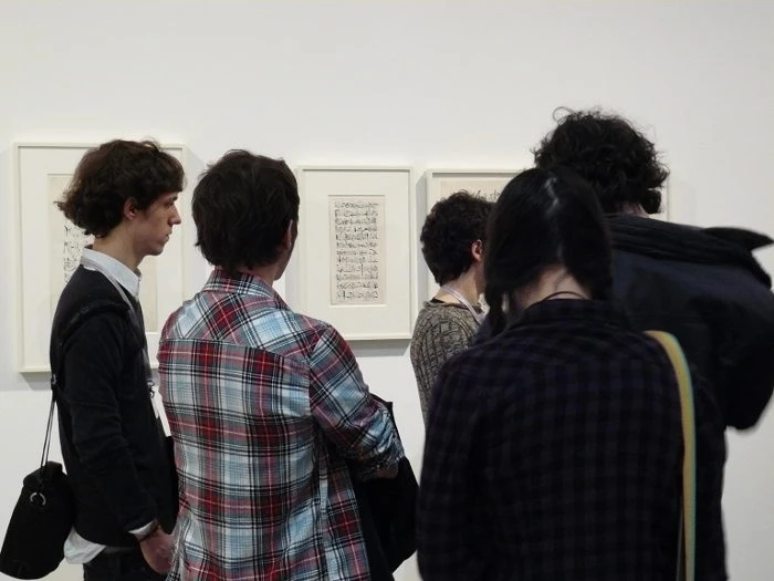 Los jóvenes recorren la exposición León Ferrari y Mira Schendel: El alfabeto enfurecido junto a los educadores