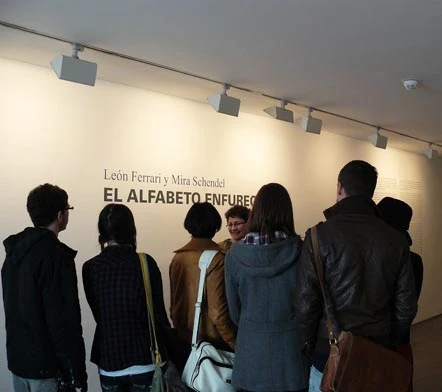 Los jóvenes recorren la exposición León Ferrari y Mira Schendel: El alfabeto enfurecido junto a los educadores