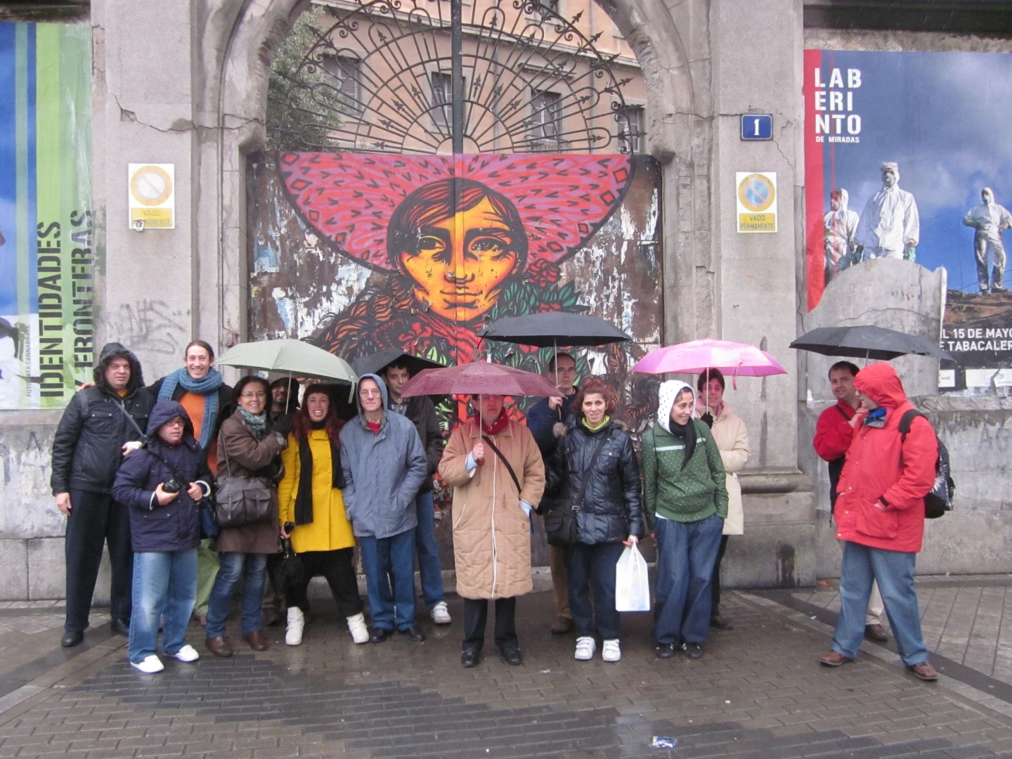 Fotografía del grupo Conect@ ante la fachada de la Tabacalera, 2011