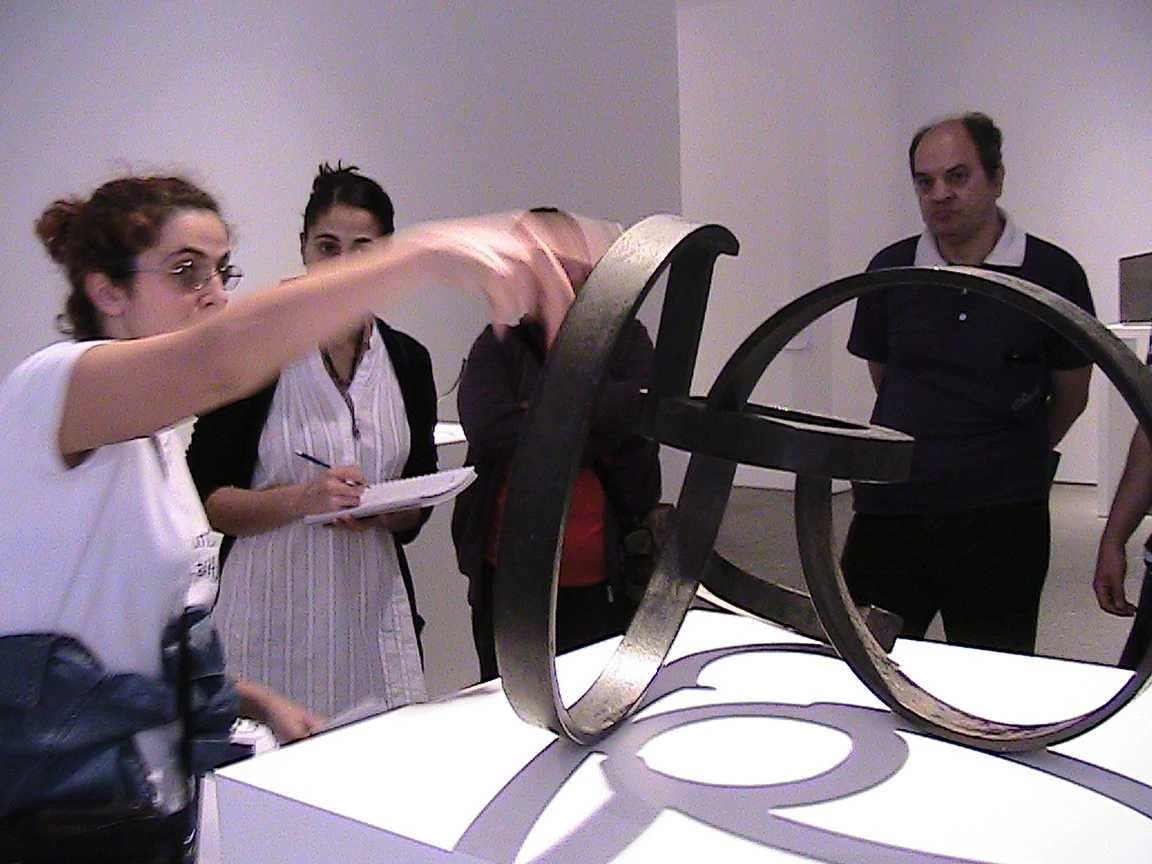 Miembro del grupo Conect@ explicando la obra de Oteiza, De la serie de la desocupación de la esfera, 1957. Museo Reina Sofía, 2011