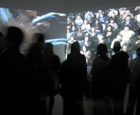 Grupo ante la videoinstalación El aplauso, de Antoni Muntadas, 2011.