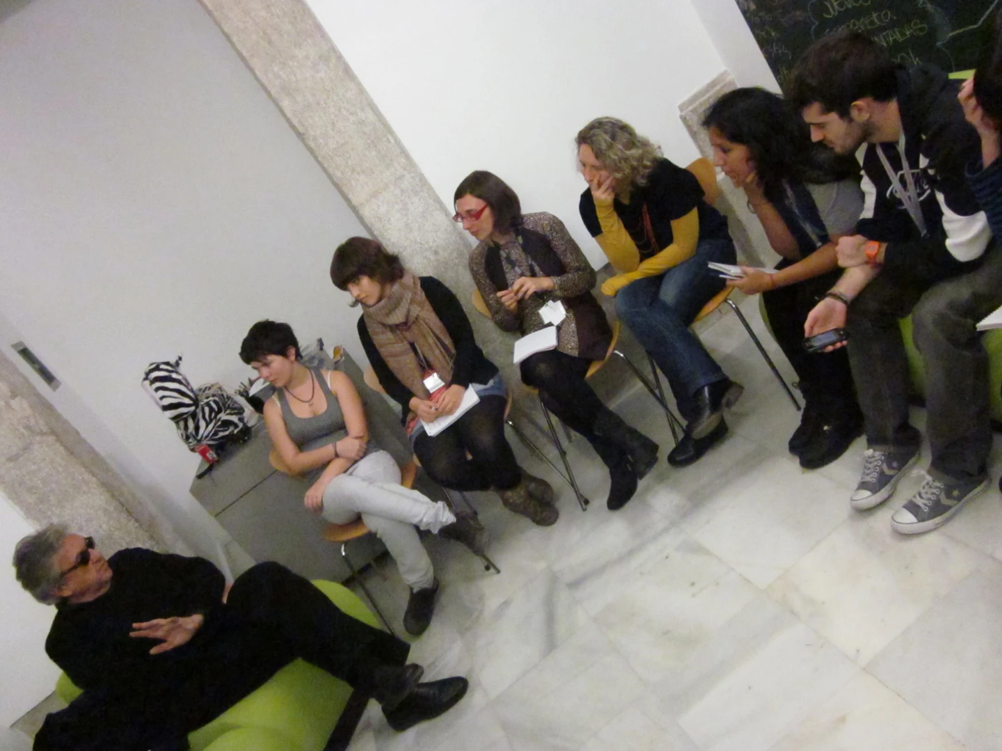 Miembros de Equipo conversan con el artista Antoni Muntadas, 2011