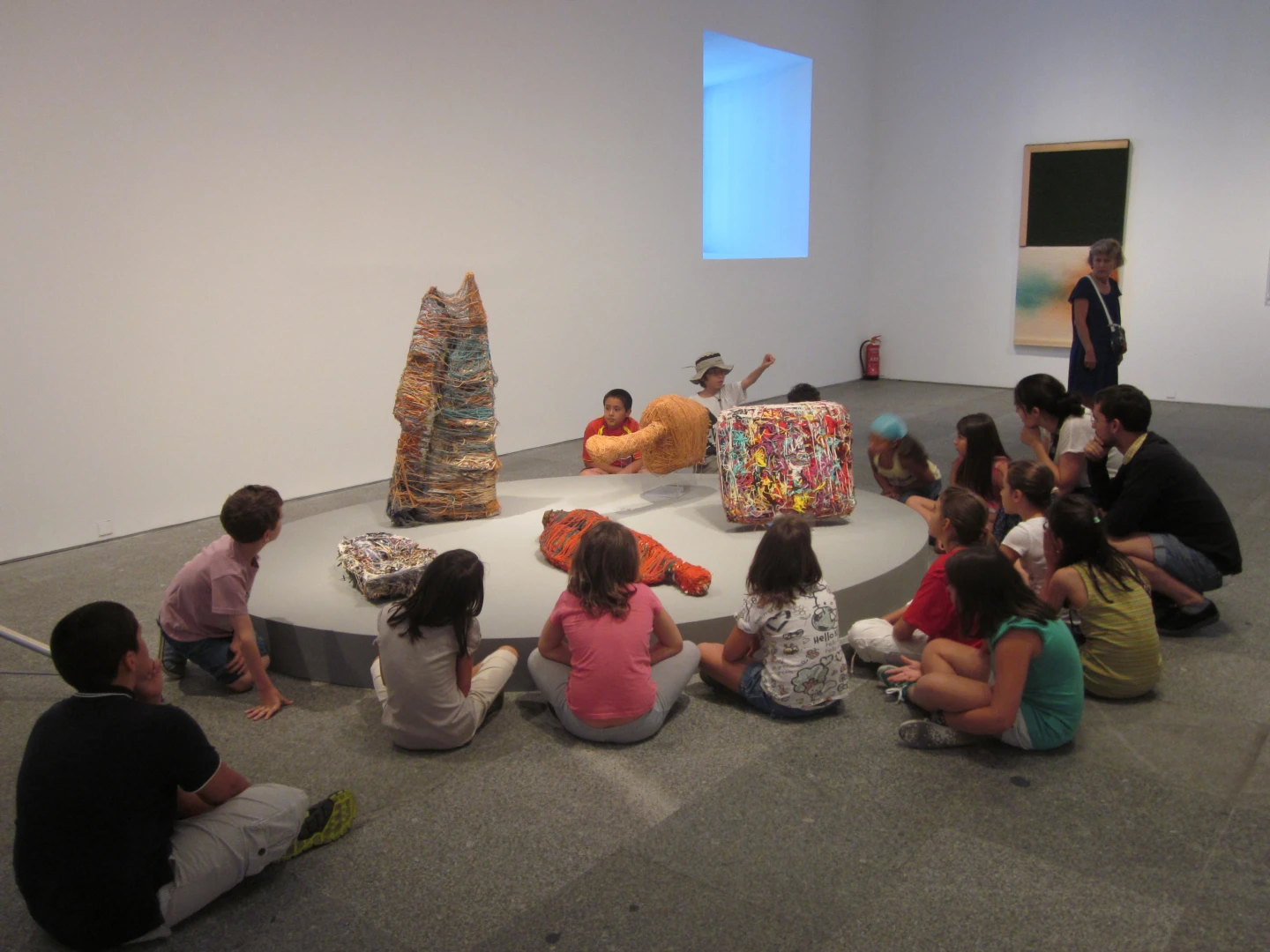 Durante la visita a la exposición RosemarieTrockel. Un cosmos