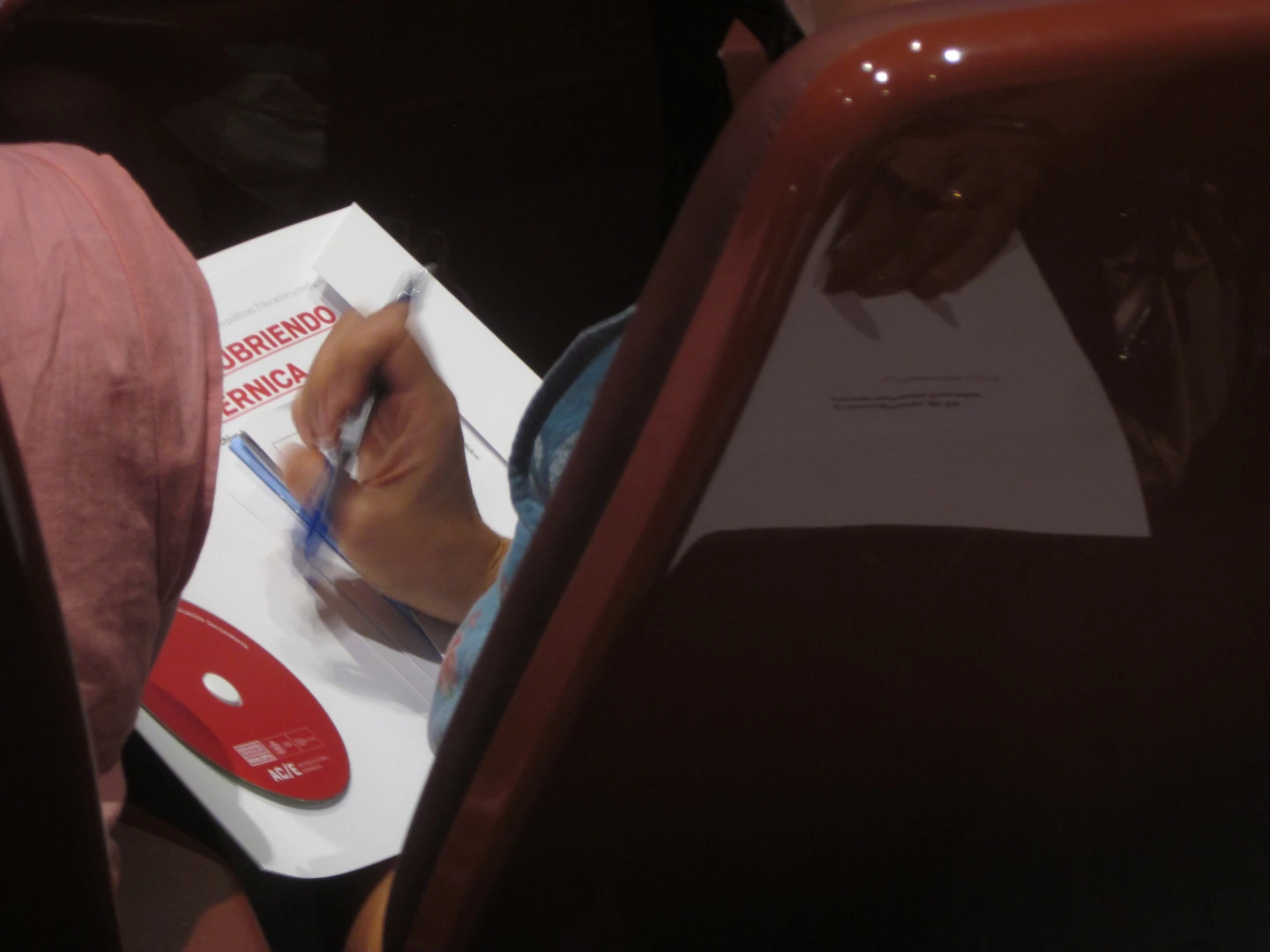 Consulta del material entregado durante la presentación.