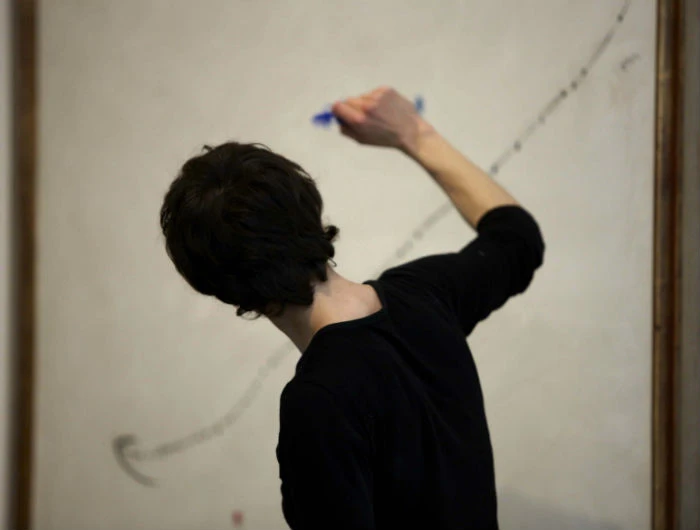 Instante de la actividad Si fuera un movimiento... ante una obra de Joan Miró
