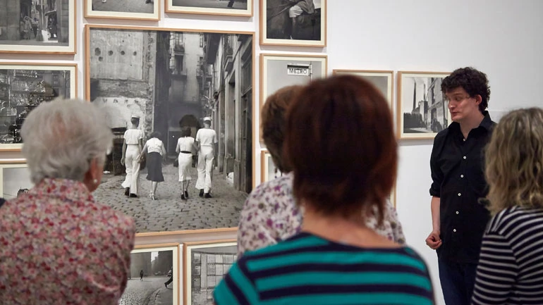 Grupo de personas participando en una visita descriptiva