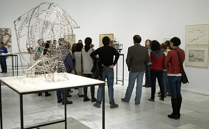 Profesores asisten a una visita a la colección