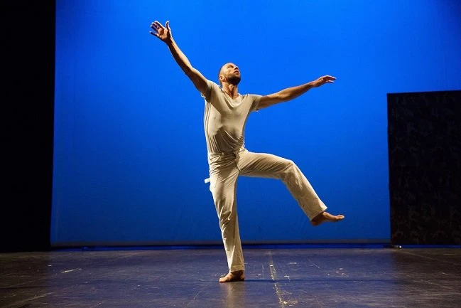 Steve Paxton. Bound. Danza, 1982. Interpretado por Jurij Konjar. Fotografía de Nada Žgank