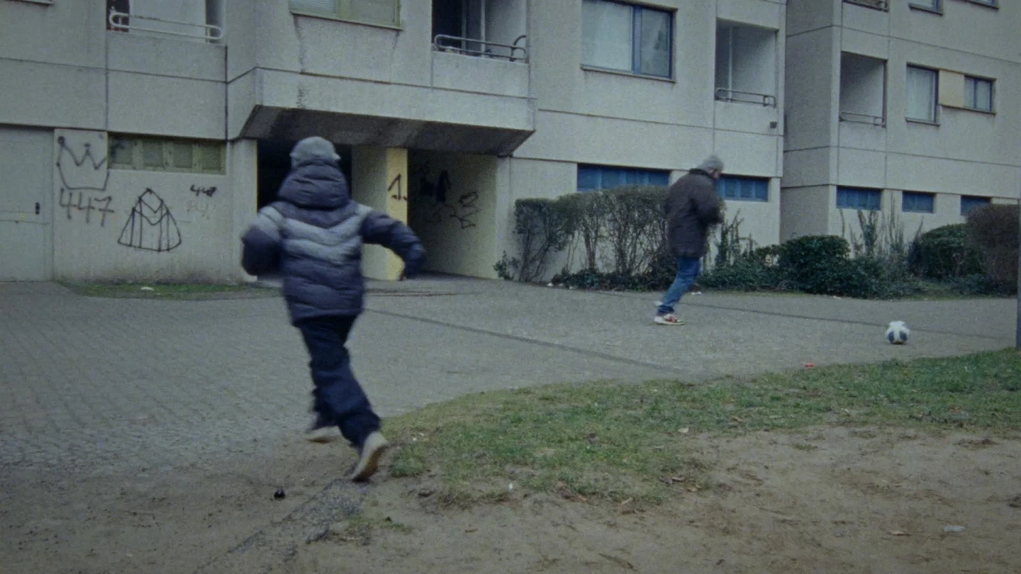 Basma al-Sharif, Morgenkreis [Círculo de la mañana], 2025, película