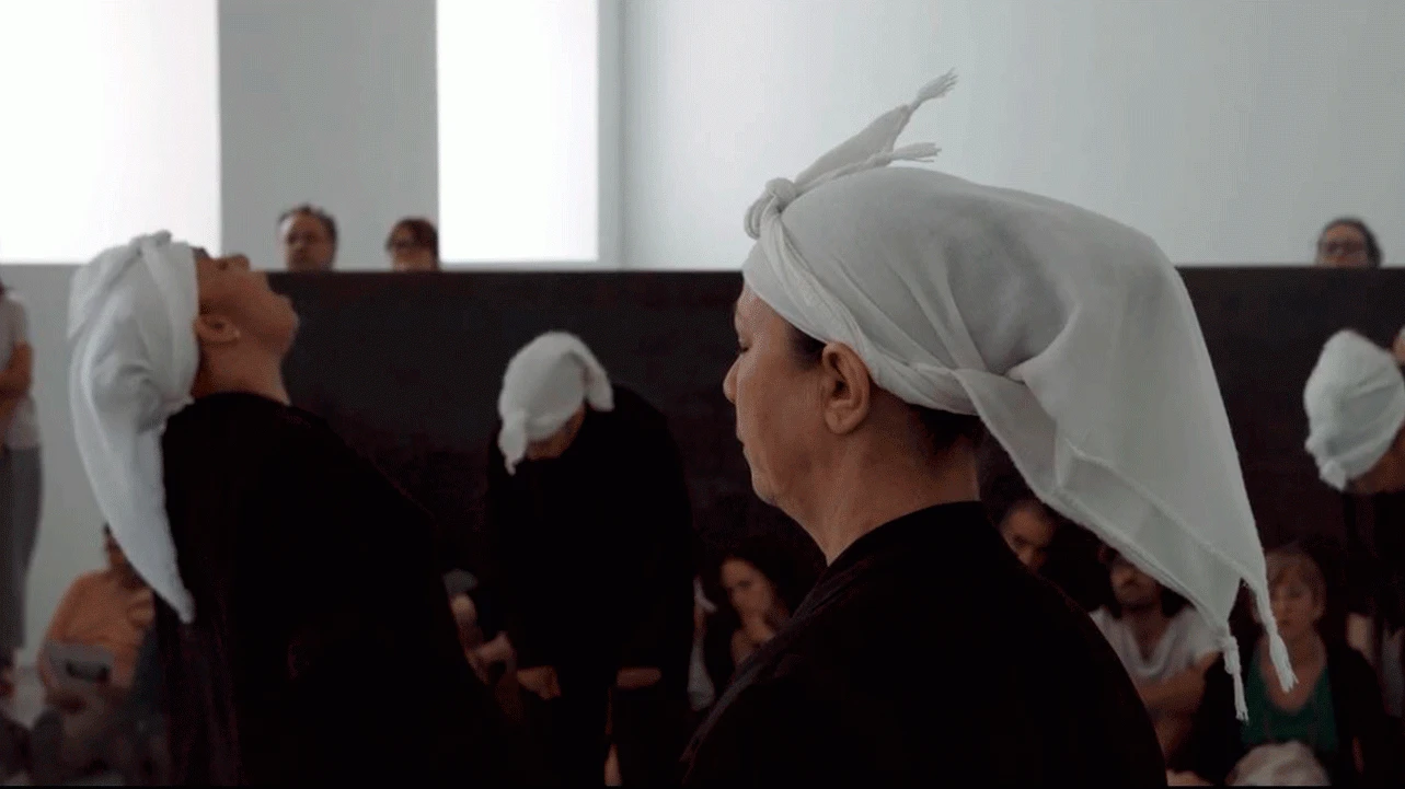 Corbeaux [Cuervos] de Bouchra Ouizguen, Compagnie O, en el Museo Reina Sofía, 2019 © Museo Reina Sofía