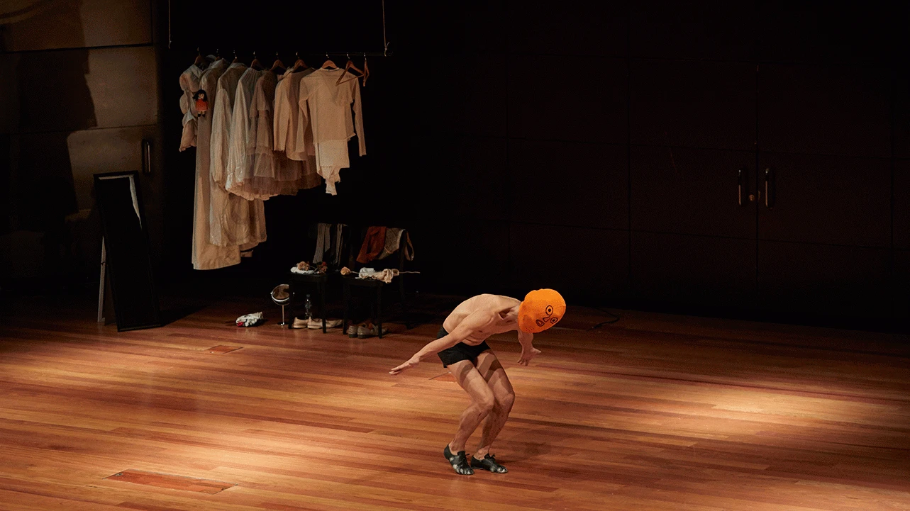 Takao Kawaguchi en About Kazuo Ohno en el Museo Reina Sofía, 2018. Fotografía: Joaquín Cortés/Román Lores © Museo Reina Sofía