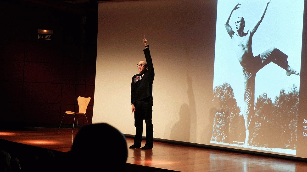 Toni Jodar explica la danza moderna y contemporánea en el Museo Reina Sofía, 2016. Fotografía: Mariona Peraire