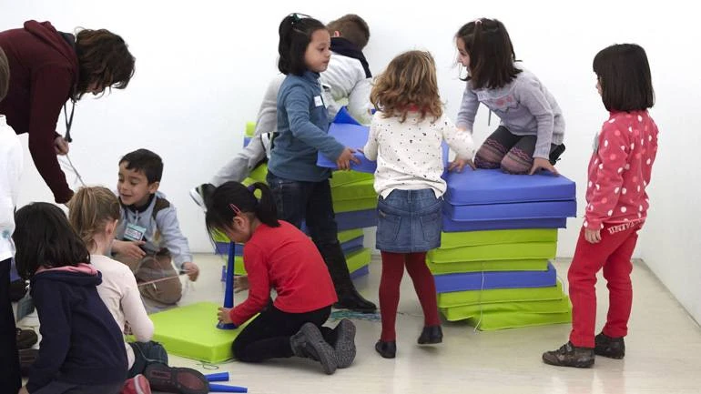 Momento de juego libre vinculado a la instalación dispuesta para ello