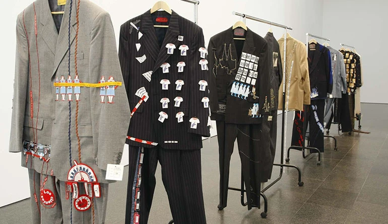 Alice Creischer y Andreas Siekmann. Las trabajadoras de Brukman. 8 trajes con dos  historias paralelas. Instalación, 2004-2006. Colección Museo Nacional Centro de Arte Reina Sofía