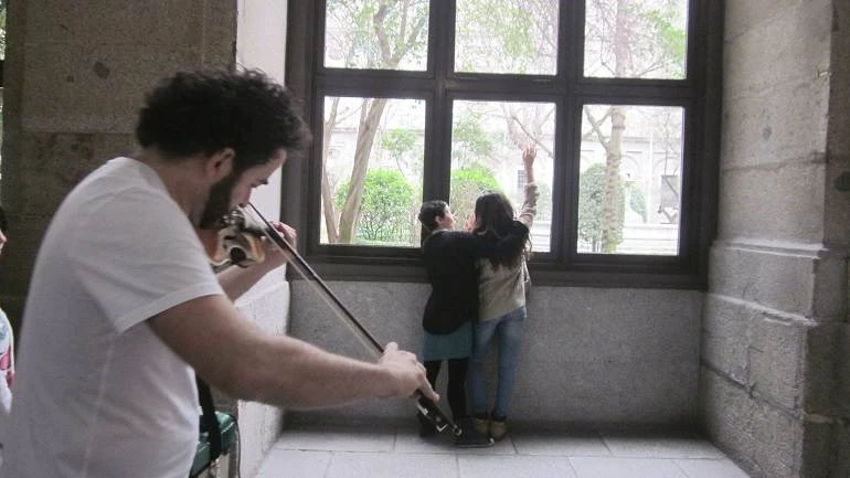 Propuesta multisensorial de trabajo con la luz, a través la exploración táctil, guiada por el violín de Raúl Márquez