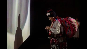Ritual de pablucha en la actividad Rimanakuy, entre el romero y la coca. Taller sobre idiomas amerindios, Museo Reina Sofía, 2024. Fotografía: Carla Rosario Amaro Carreño