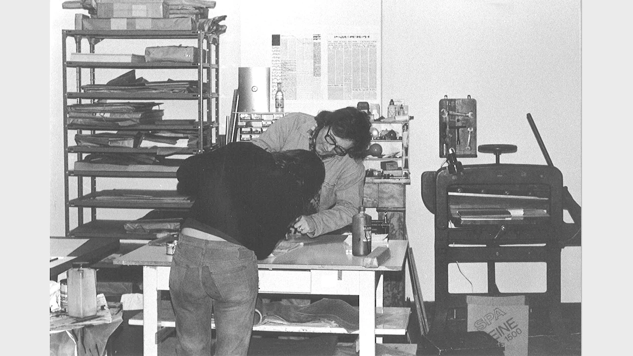 Guy Schraenen con Antoine de Bary en el taller de imprenta de Guy Schraenen éditeur, ca. 1974. Crédito desconocido