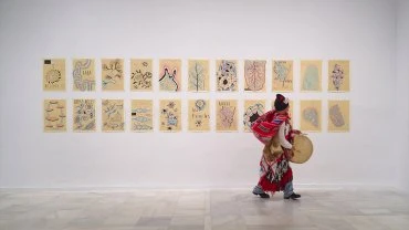 Canto de pablucha al agua con tambor en la actividad Rimanakuy, entre el romero y la coca. Taller sobre idiomas amerindios, Museo Reina Sofía, 2024. Fotografía: Carla Rosario Amaro Carreño