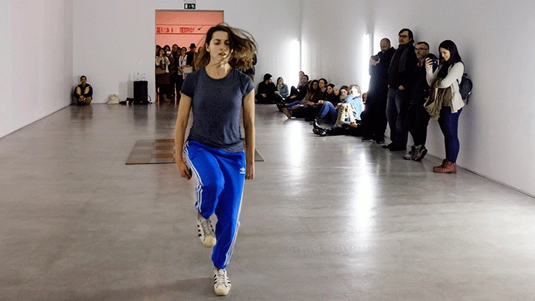 Olga Dukhovnaya en 20 Dancers for the XX Century de Boris Charmatz en el Museo Reina Sofía, 2016. Fotografía: Paco Rubio © Museo Reina Sofía